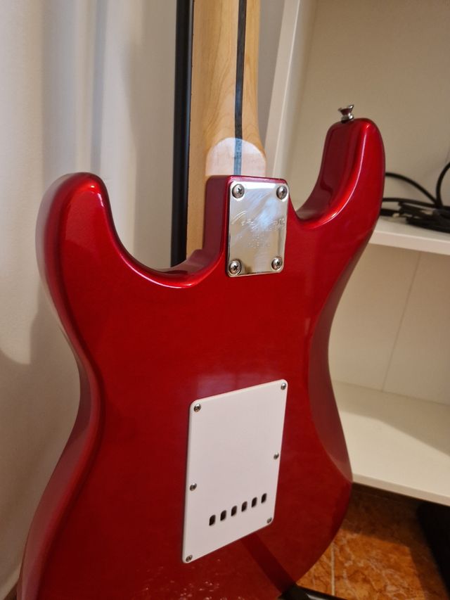 Guitarra Eléctrica tipo Fender Stratocaster roja
