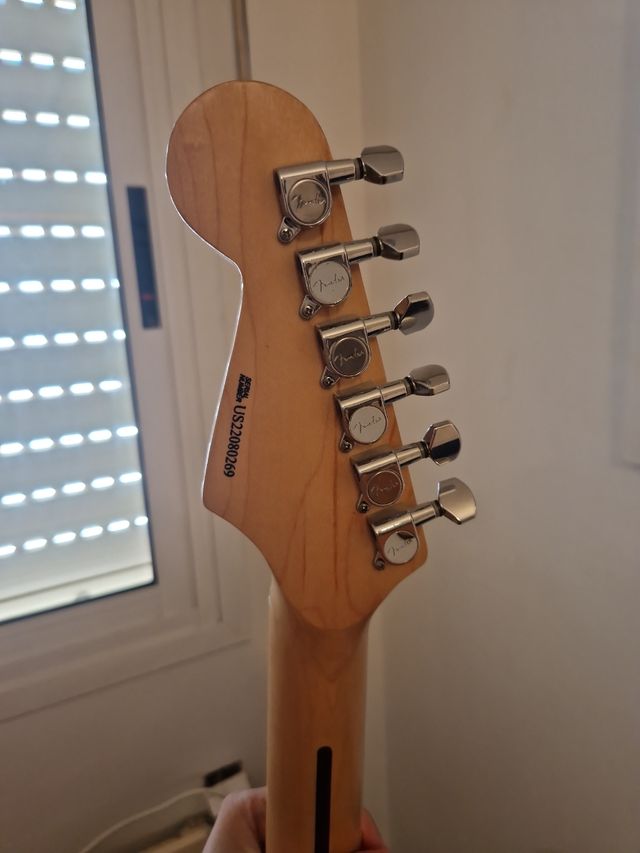 Guitarra Eléctrica tipo Fender Stratocaster roja