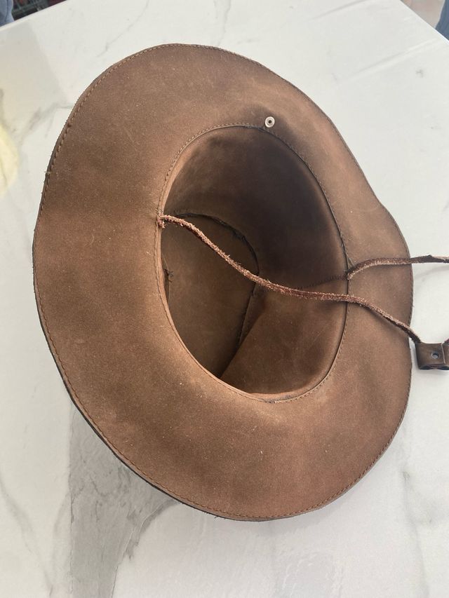 Cappello in pelle vintage realizzato a mano