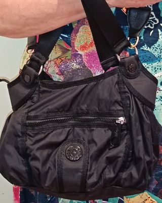 bandolera,cartera práctica con bolsillos con ciere