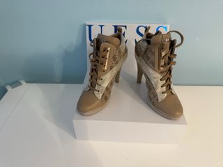 Guess botines deportivos de tacón alto beige