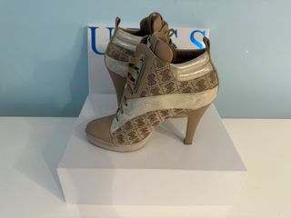 Guess botines deportivos de tacón alto beige