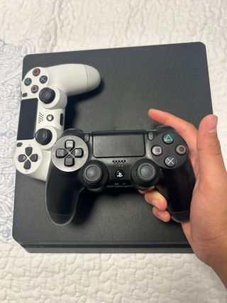 PS4 (PlayStation 4) 1T - 2 mandos y 2 juegos