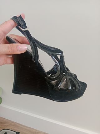 Sandalia cuña Guess talla 39 color negro