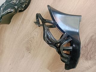 Sandalia cuña Guess talla 39 color negro