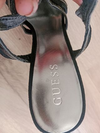 Sandalia cuña Guess talla 39 color negro