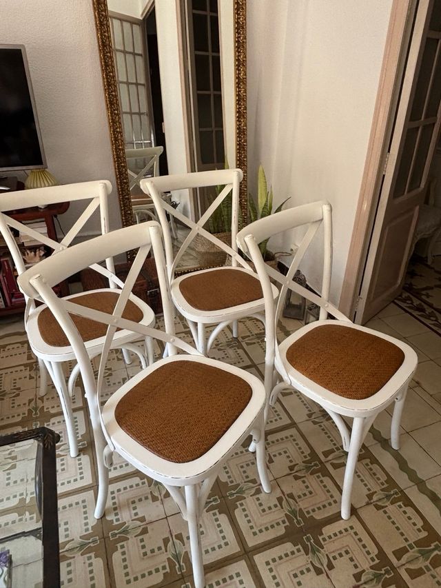 4 sillas Maisons du Monde blancas