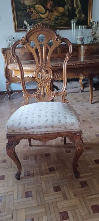 Silla antigua de madera tallada,hay 6 sillas.