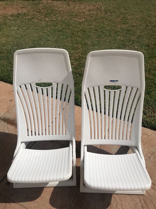 2 Sillas playa blancas plegables. 5 eur unidad