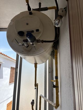 Caldera y acumulador de agua ROCA.