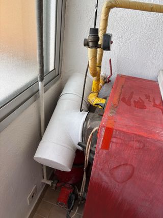 Caldera y acumulador de agua ROCA.