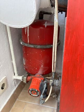 Caldera y acumulador de agua ROCA.