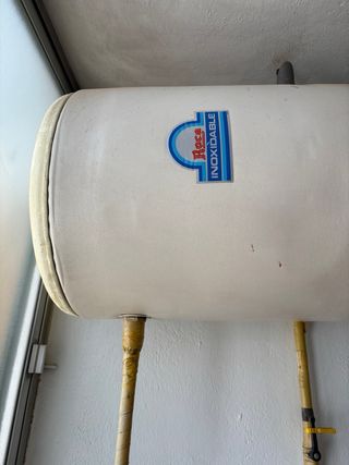 Caldera y acumulador de agua ROCA.