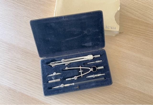 Compás y tiralíneas antiguos