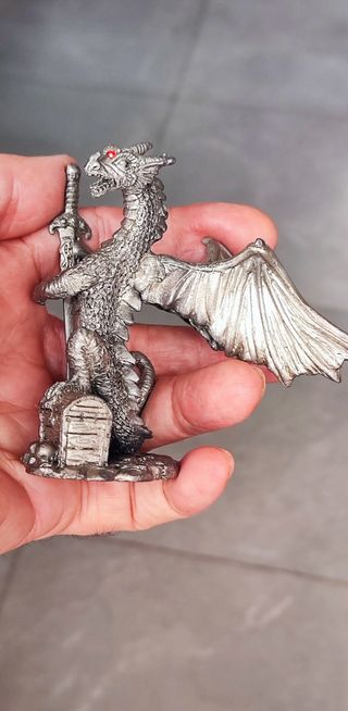 Dragón metálico con espada
