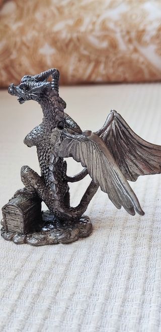 Dragón metálico con espada