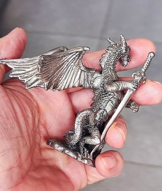 Dragón metálico con espada