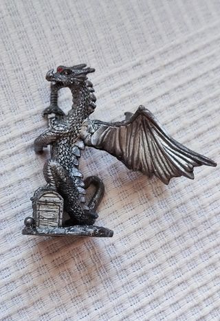 Dragón metálico con espada