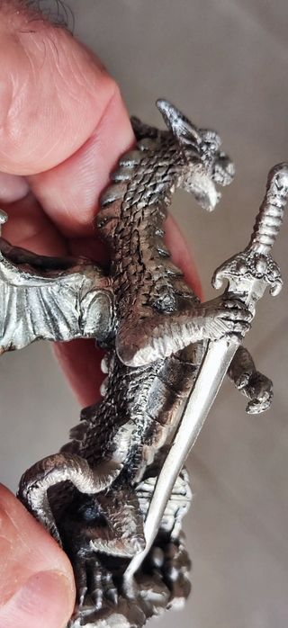 Dragón metálico con espada