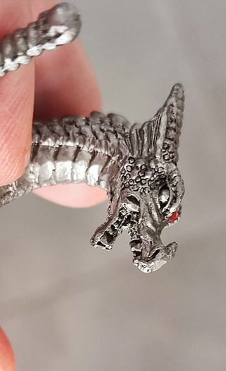 Dragón metálico con espada