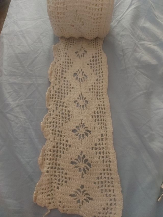 Pizzo all'uncinetto bianco fatto a mano