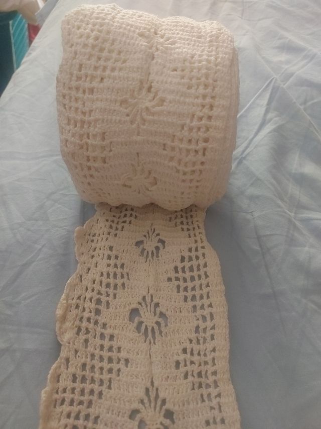 Pizzo all'uncinetto bianco fatto a mano