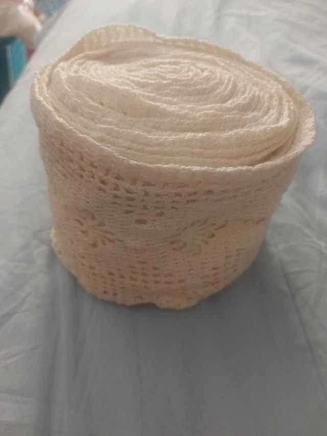 Pizzo all'uncinetto bianco fatto a mano