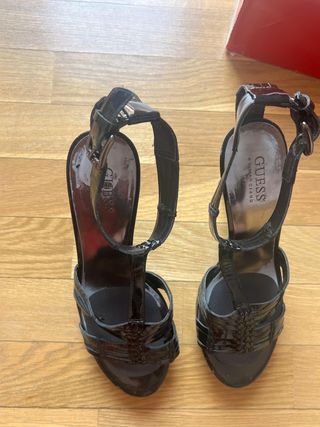 Tacones negros Guess