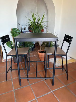 Mesa con 2 sillas
