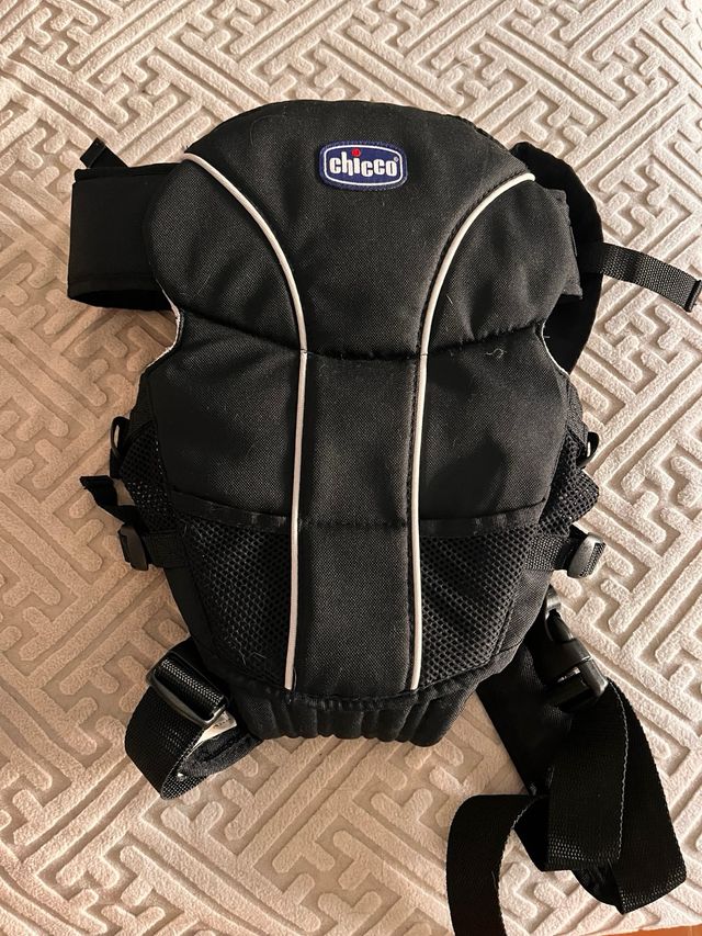 Mochila portabebés Chicco de segunda mano por 12 EUR en Aranjuez - Main Image