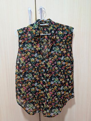 Blusa camisa sin mangas de flores de Lefties 