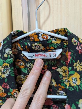 Blusa camisa sin mangas de flores de Lefties 