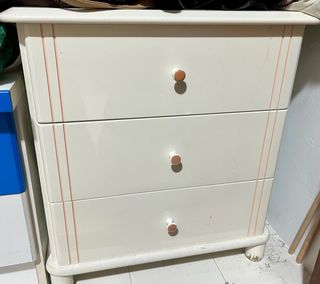 Armario 3 puertas blanco con detalles rosas.