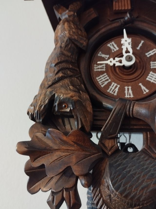 Reloj cuco tallado a mano