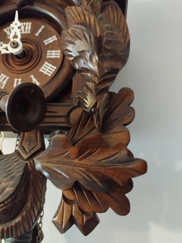 Reloj cuco tallado a mano