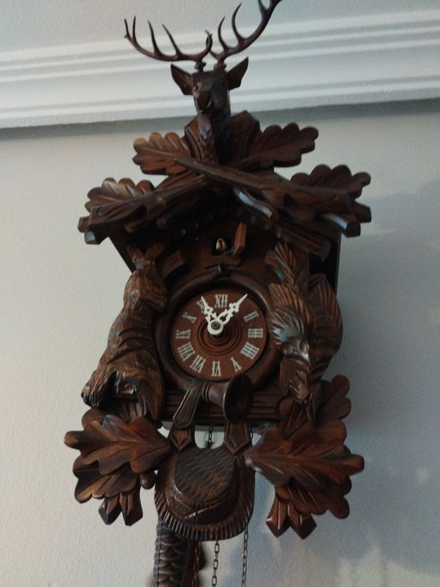 Reloj cuco tallado a mano