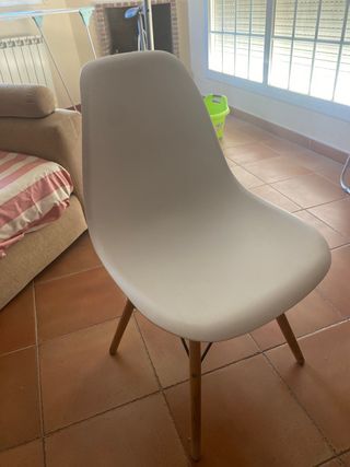 Silla de diseño blanca