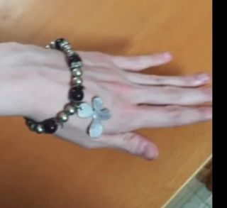 Pulsera de cuentas moradas y plateadas