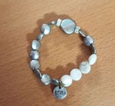 Pulsera plata y blanca