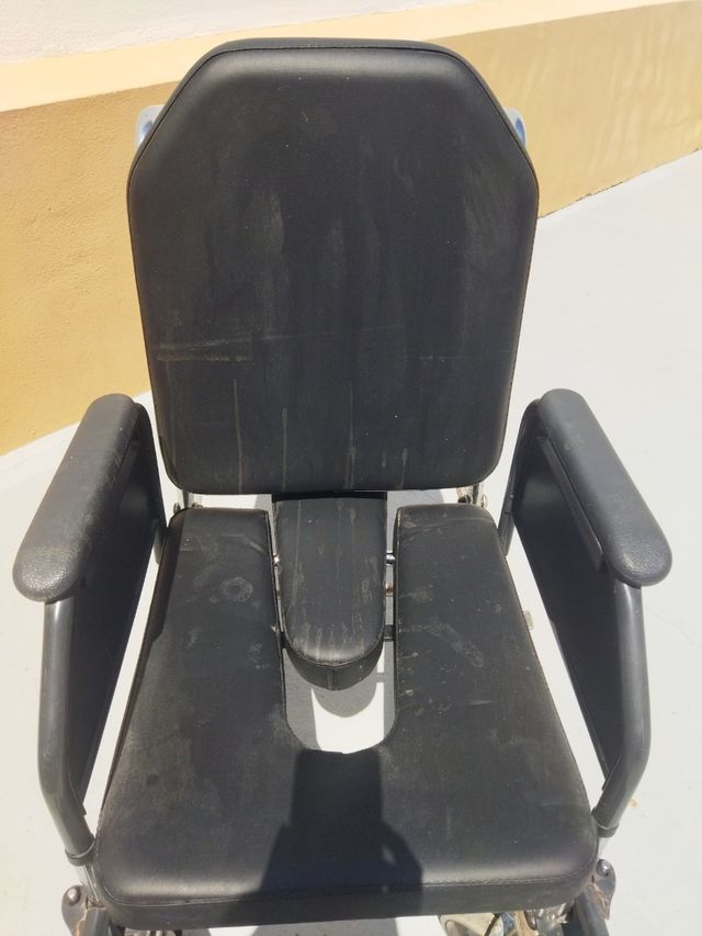 Silla de ruedas para baño con respaldo reclinable