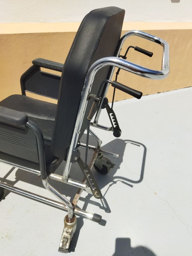 Silla de ruedas para baño con respaldo reclinable