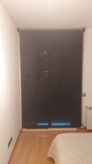 Cortina enrollable negra