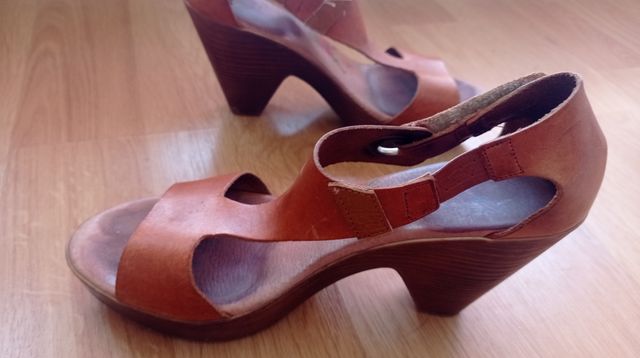 Tacones marrones de tacón grueso. Número 40