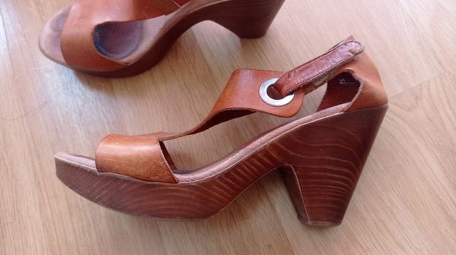 Tacones marrones de tacón grueso. Número 40