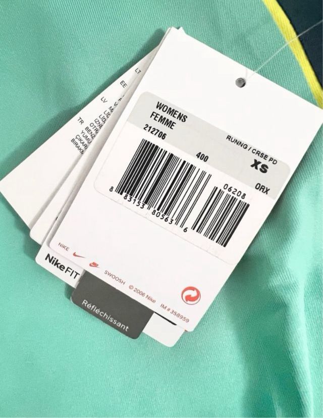 Talla S. Camiseta deportiva de mujer NIKE.