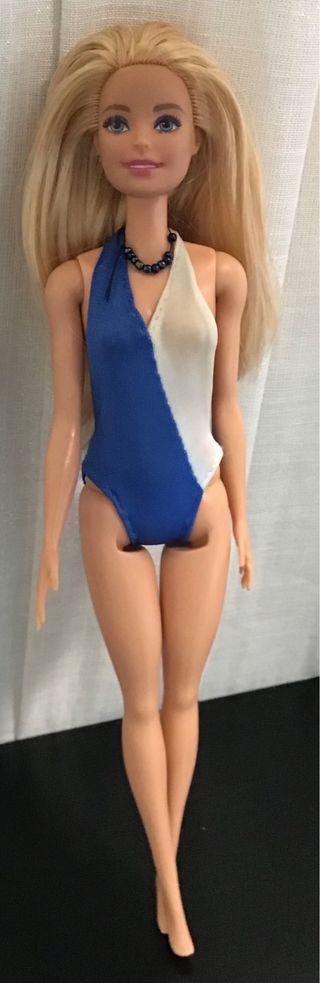 Muñeca Barbie bañador azul y blanco