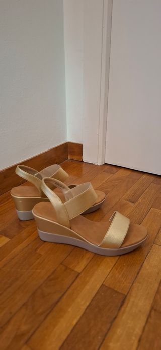 Sandalias doradas tacón bajo