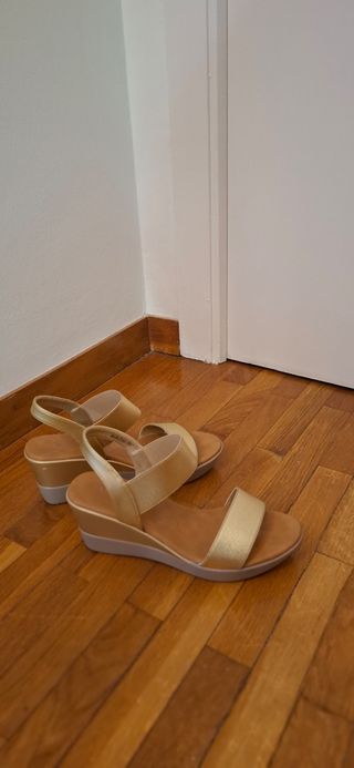 Sandalias doradas tacón bajo