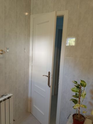 Puerta de madera en muy buen estado