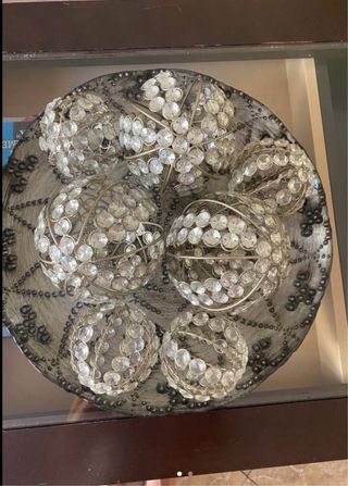 Elegante centro de mesa con esferas